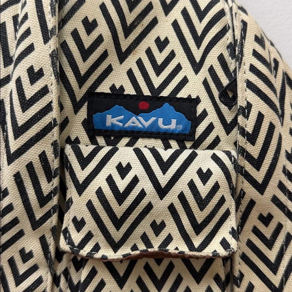 Kavu Slingpack Sling Bag Black Cream Geometric Print Rope Bag! - Picture 3 of 8
